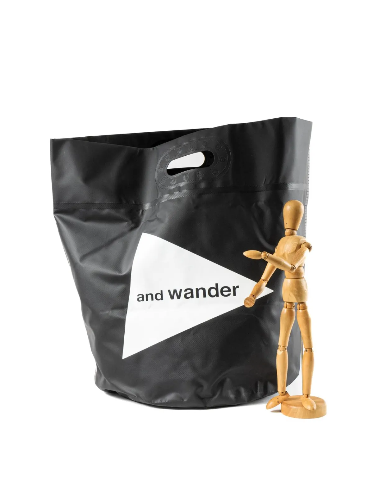 STORAGE BUCKET 35L BLACK | and wander Hot